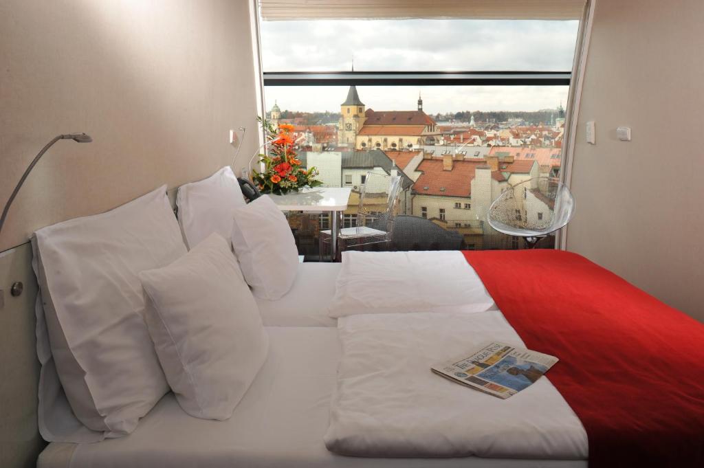 Двухместный (Улучшенный двухместный номер или номер Твин с видом на замок) отеля Design Metropol Hotel Prague, Прага