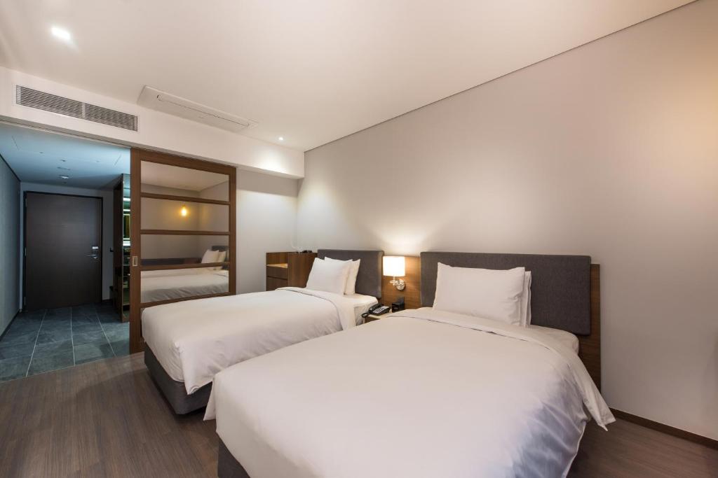Двухместный (Стандартный двухместный номер с 2 отдельными кроватями) отеля ENA Suite Hotel Namdaemun, Сеул