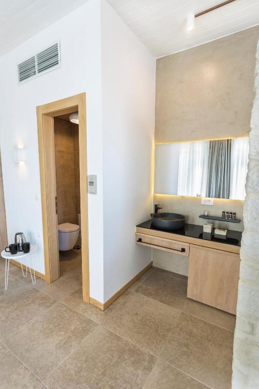 Сьюит (Главный люкс с гидромассажной ванной, вид на море) апарт-отеля Kalamaki Luxury Suites, Каламаки (Крит)