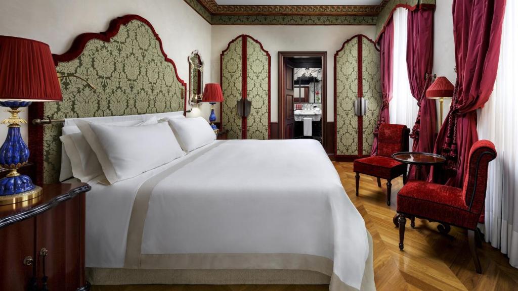 Двухместный (Люкс с видом на лагуну, люкс с 1 спальней, вид на лагуну) отеля Hotel Danieli, a Luxury Collection Hotel, Венеция