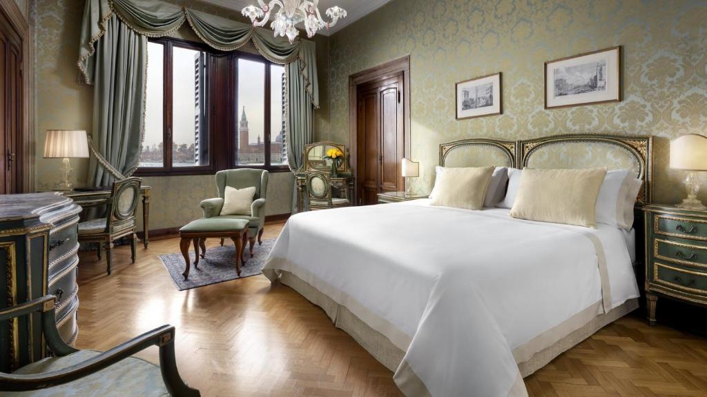 Двухместный (Номер Делюкс с видом на лагуну) отеля Hotel Danieli, a Luxury Collection Hotel, Венеция