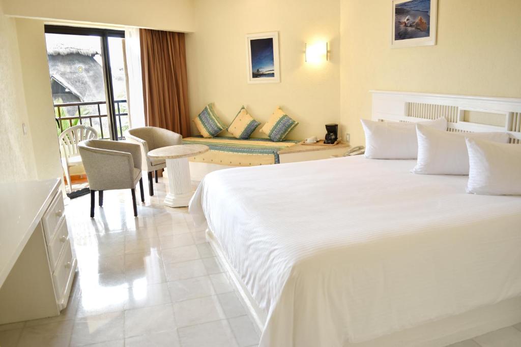 Двухместный (Улучшенный номер «Селект» (для 2 взрослых)) курортного отеля Sandos Playacar Beach Resort - Select Club - All Inclusive, Плая-дель-Кармен
