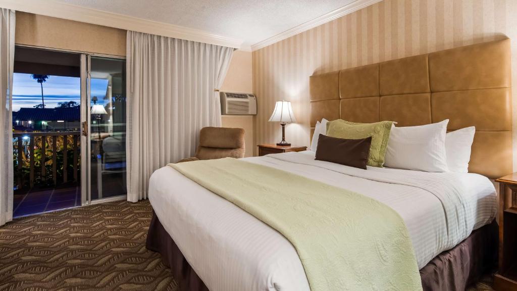 Двухместный (Номер с кроватью размера «king-size» и видом на бассейн) отеля Best Western Plus Pepper Tree Inn, Санта-Барбара