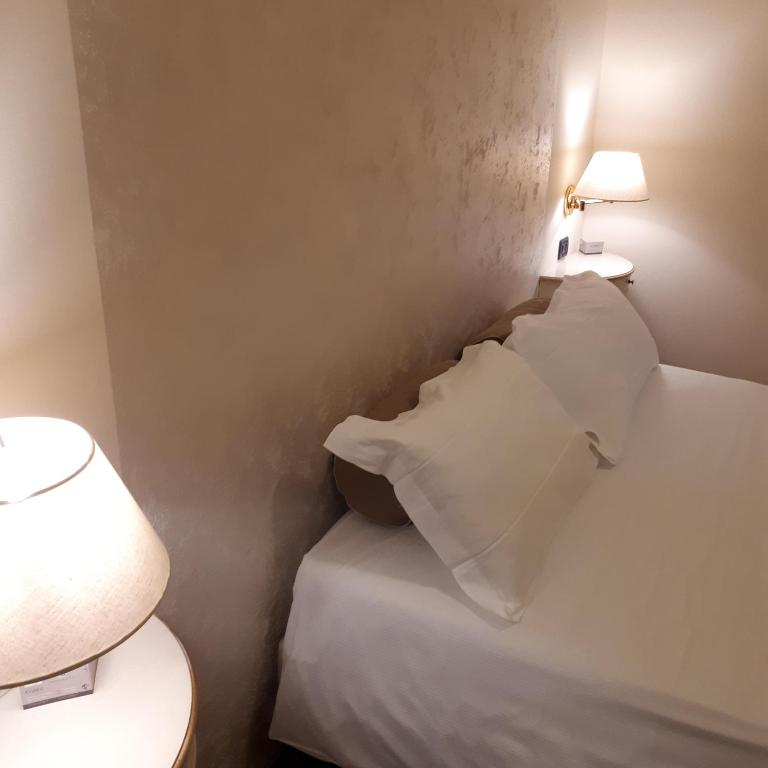 Трехместный (Улучшенный двухместный номер с дополнительной кроватью (для 2 взрослых и 1 ребенка)) отеля Cà Doge, Венеция