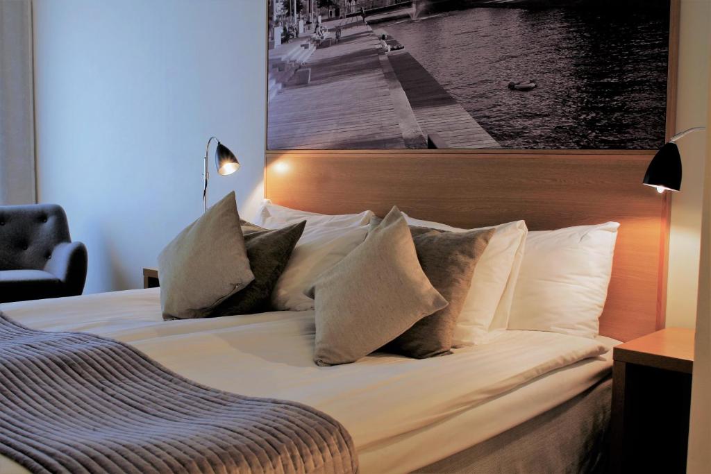 Двухместный (Улучшенный двухместный номер с 1 кроватью или 2 отдельными кроватями) отеля Familjen Ericssons City Hotel, Йенчепинг