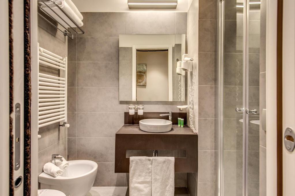 Двухместный (Улучшенный двухместный номер с 1 кроватью или 2 отдельными кроватями) отеля Hotel Trevi, Рим