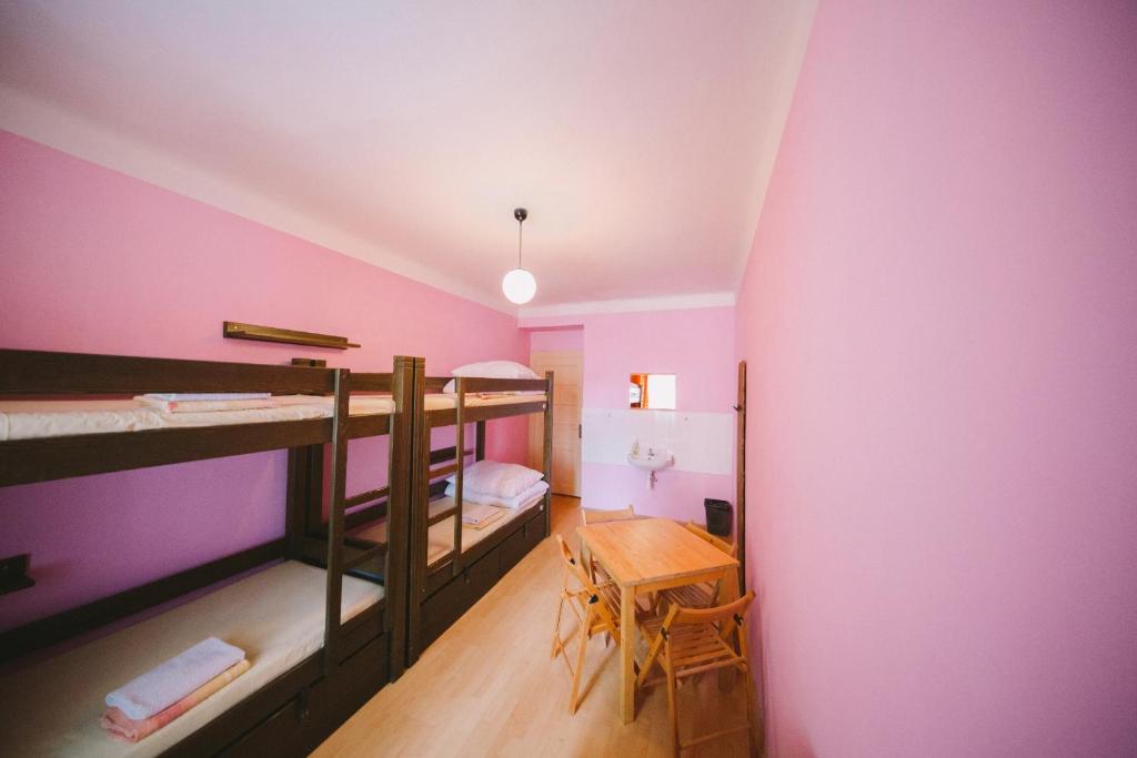Номер (Кровать в общем номере для женщин с 4 кроватями) хостела Dakura, Прага