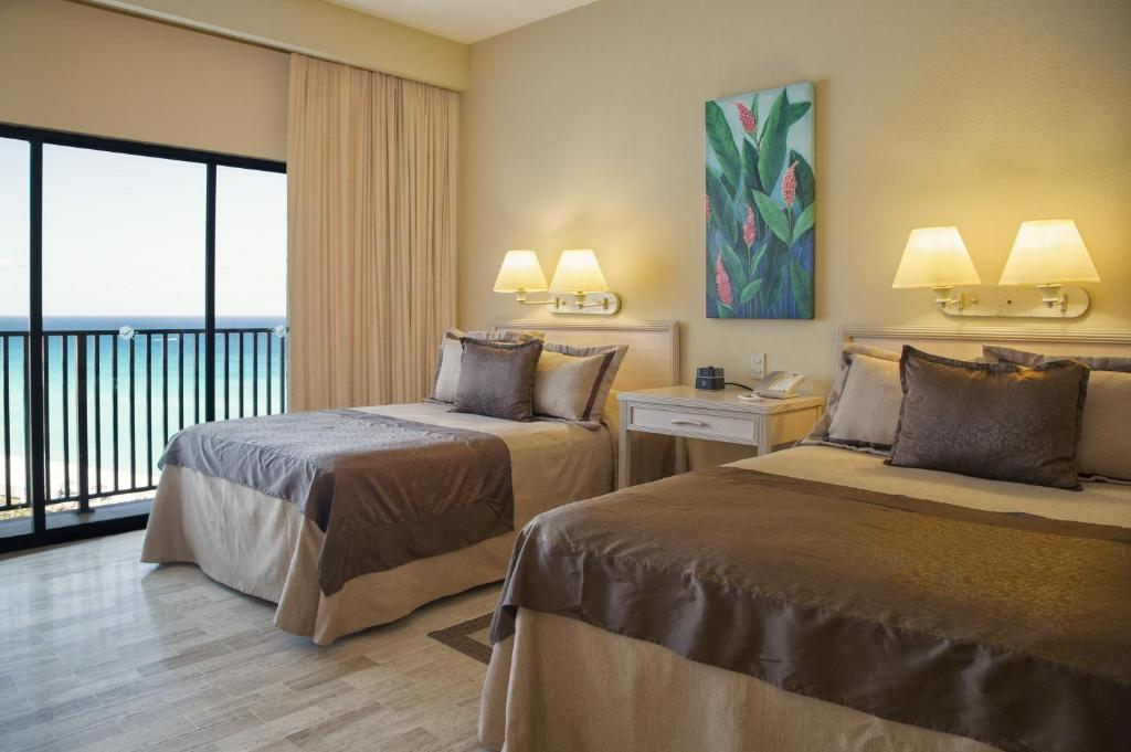 Двухместный (Стандартный двухместный номер с 1 кроватью, вид на пляж) курортного отеля The Royal Islander – An All Suites Resort, Канкун