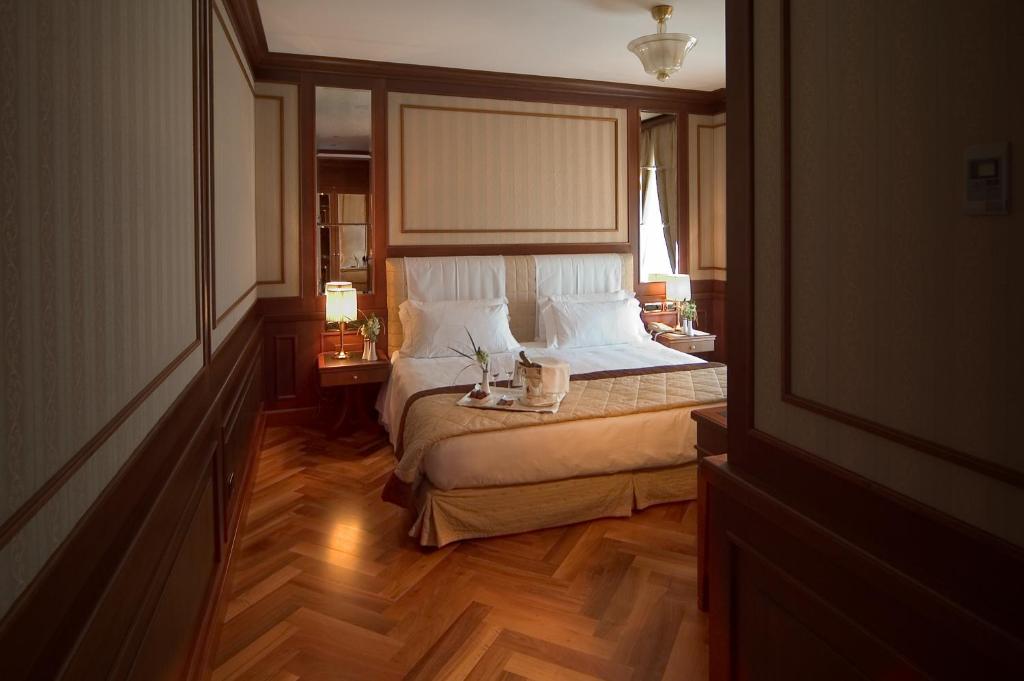 Двухместный (Двухместный номер Делюкс с 1 кроватью или 2 отдельными кроватями) отеля Hotel Manzoni, Милан