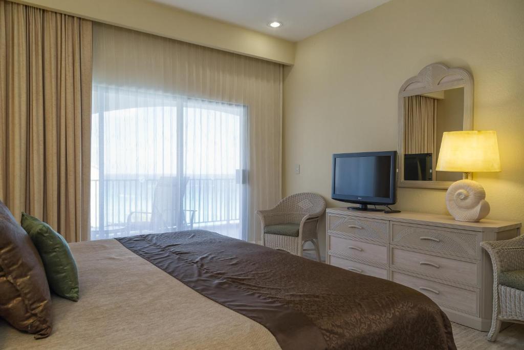 Сьюит (Люкс с 1 спальней и полноценной кухней) курортного отеля The Royal Islander – An All Suites Resort, Канкун