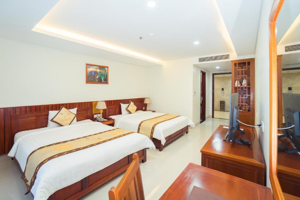 Четырехместный (Четырехместный номер Делюкс) отеля Vinh Hoang Hotel, Донгхой