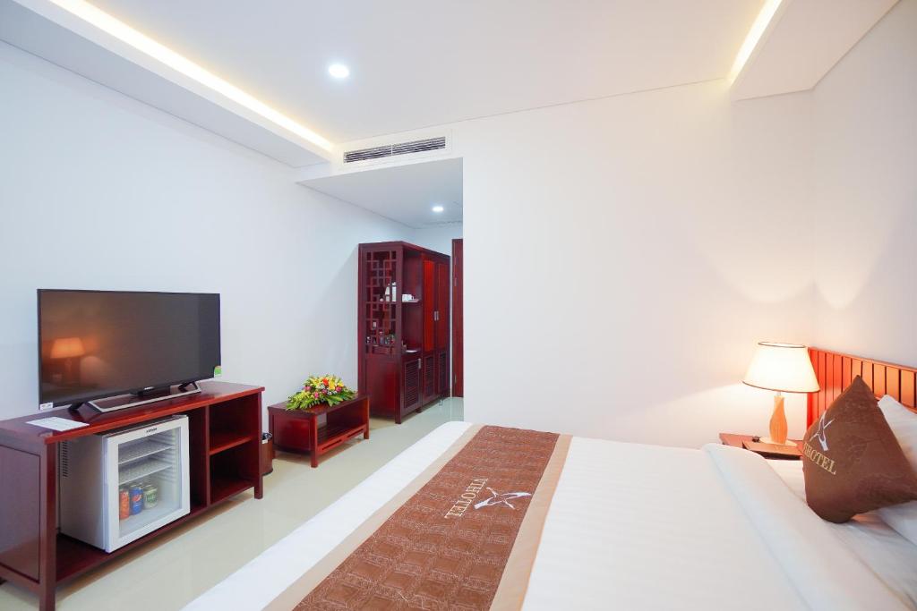 Двухместный (Улучшенный двухместный номер с 1 кроватью) отеля Vinh Hoang Hotel, Донгхой