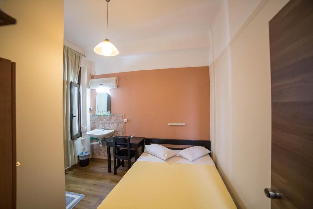 Двухместный (Двухместный номер с 1 кроватью и общей ванной комнатой) отеля Tempi Hotel, Афины