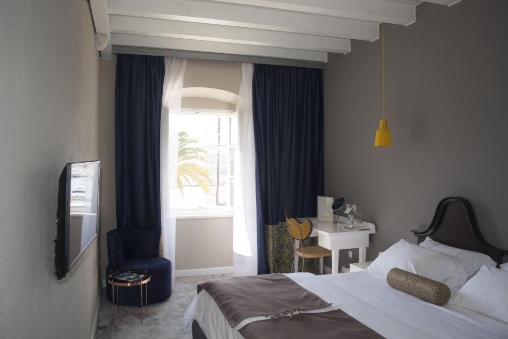 Двухместный (Двухместный номер Делюкс с 1 кроватью или 2 отдельными кроватями и видом на море) отеля XII Century Heritage Hotel, Трогир