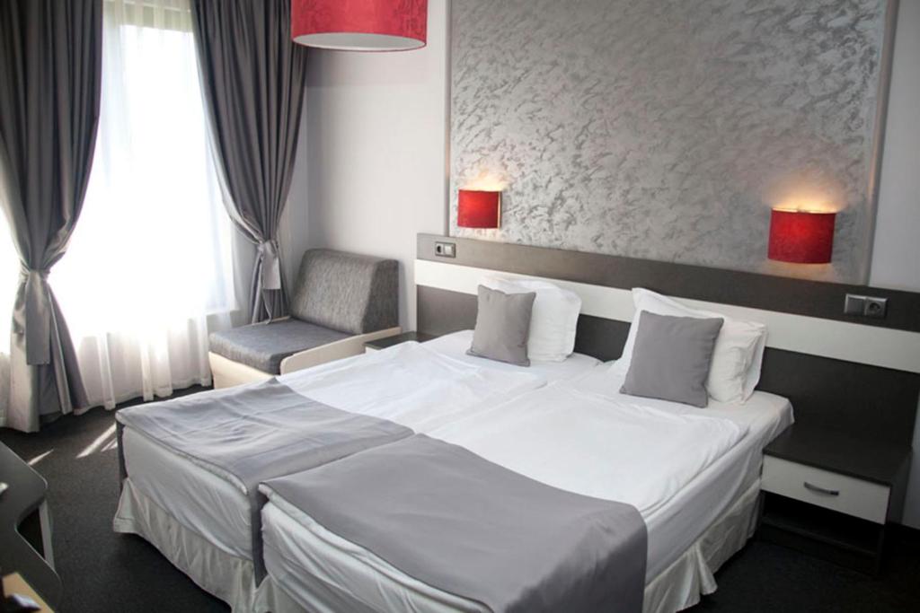 Трехместный (Двухместный номер с 1 кроватью или 2 отдельными кроватями и диваном-кроватью) отеля Hotel Gran Via, Бургас