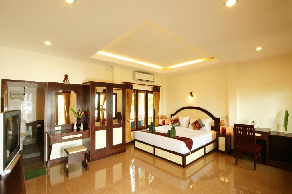 Двухместный (Улучшенный двухместный номер с 1 кроватью) курортного отеля Tharathip Resort Koh Phangan, Пханган