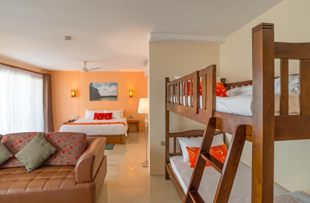 Семейный (Семейный номер с балконом) отеля Srisuksant Resort, Краби