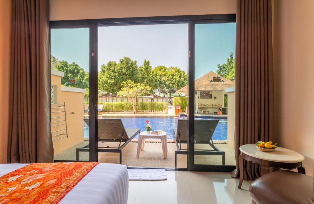 Двухместный (Двухместный номер с 1 кроватью и выходом к бассейну) отеля Srisuksant Resort, Краби
