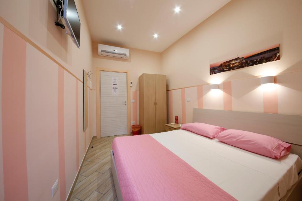 Двухместный (Двухместный номер с 1 кроватью и собственной ванной комнатой вне номера) отеля B&B Residenza Alba, Неаполь