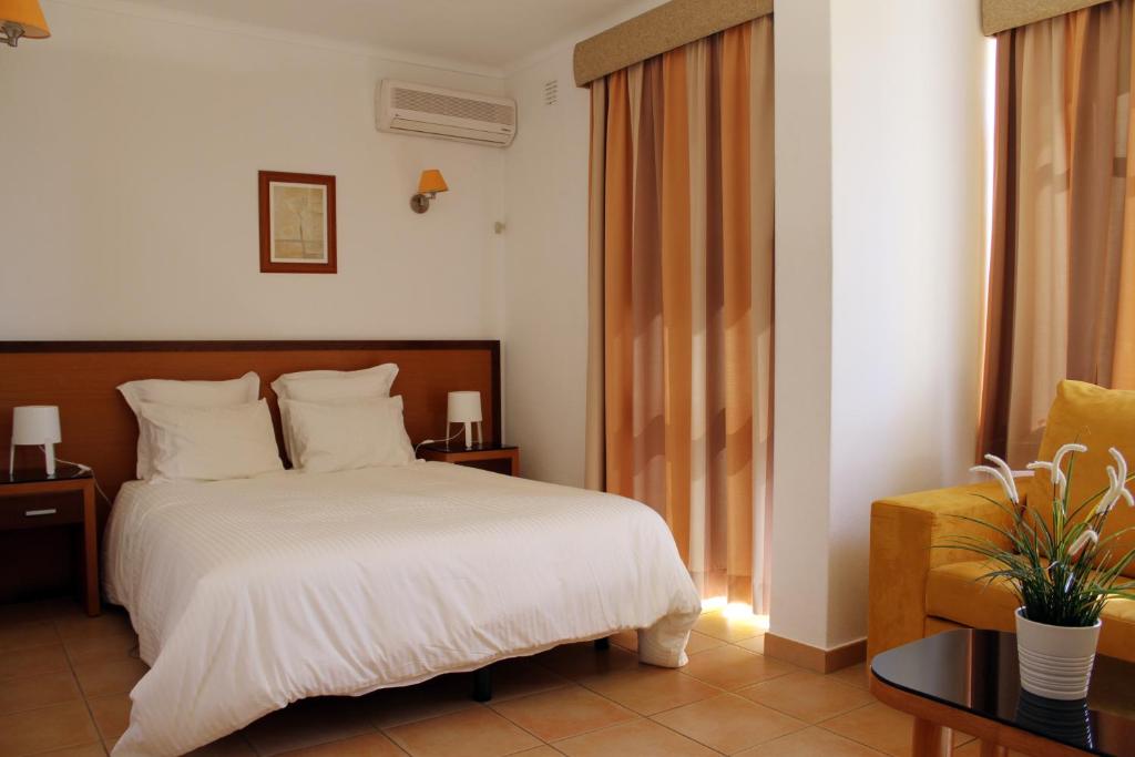 Двухместный (Улучшенный двухместный номер с 1 кроватью или 2 отдельными кроватями) отеля Hotel Pinhal do Sol, Картейра