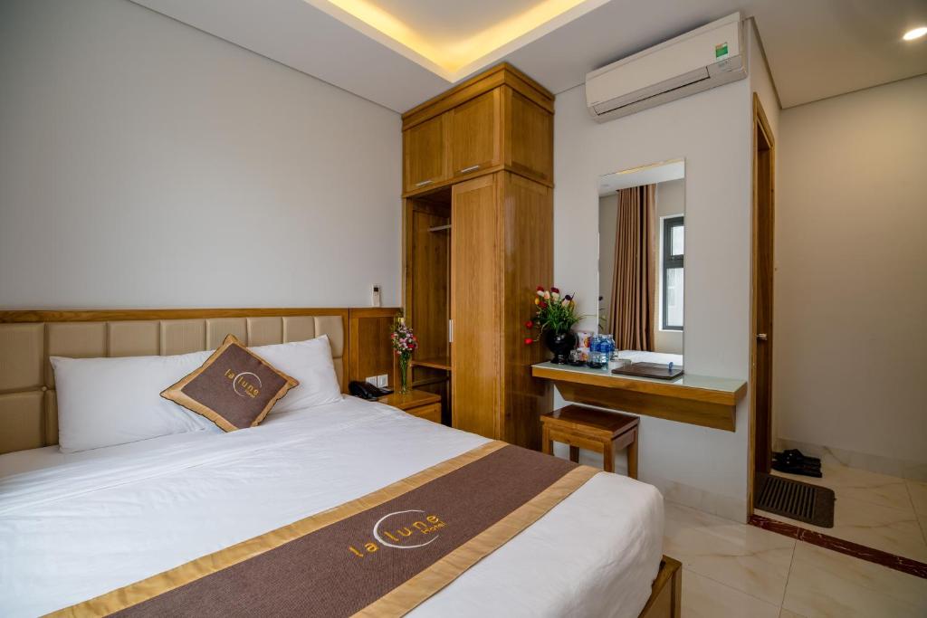 Двухместный (Двухместный номер Делюкс с 1 кроватью и видом на море) отеля La Lune Da Nang, Дананг
