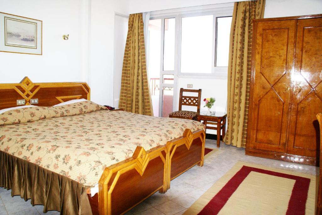 Двухместный (Стандартный двухместный номер с 1 кроватью или 2 отдельными кроватями, боковой вид на реку Нил) отеля Sara Hotel Aswan, Асуан