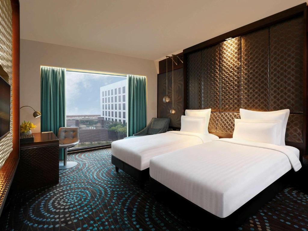 Двухместный (Deluxe Twin Room with Bathtub and Free Wifi and 15% discount on Food and Soft Beverage) отеля Pullman New Delhi Aerocity - An AccorHotels Brand, Нью-Дели