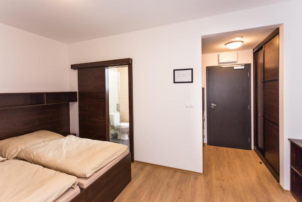 Двухместный (Улучшенный двухместный номер с 1 кроватью) отеля Barok Hotel and Apartments, Братислава