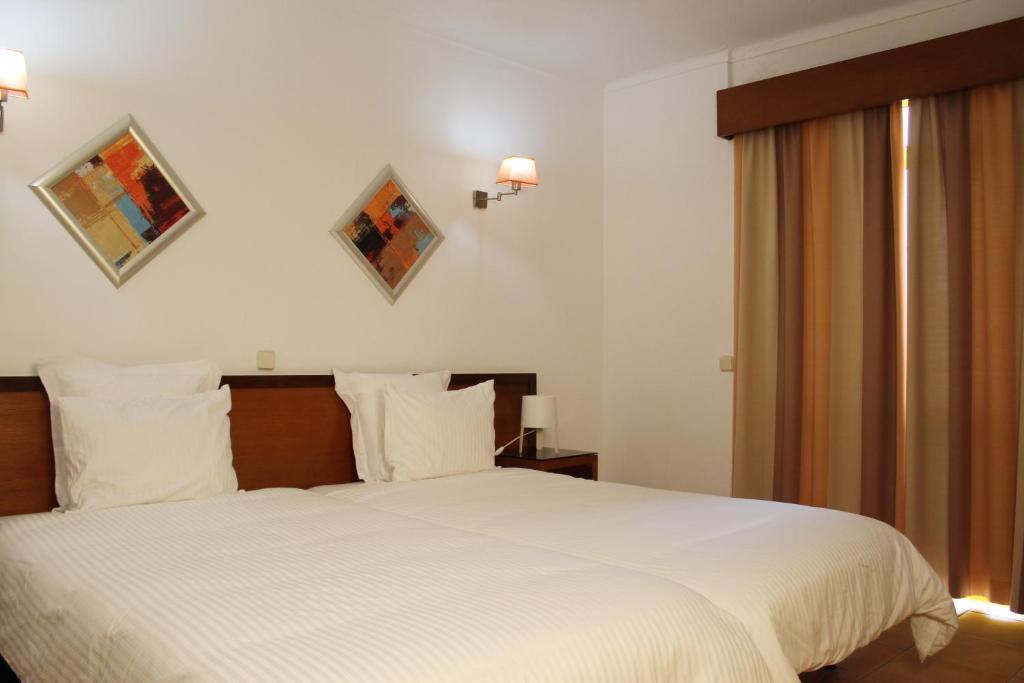 Двухместный (Двухместный номер с 1 кроватью или 2 отдельными кроватями) отеля Hotel Pinhal do Sol, Картейра