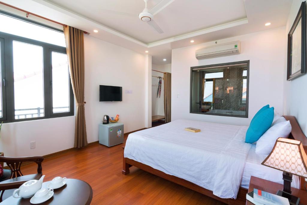 Двухместный (Улучшенный двухместный номер с 1 кроватью и балконом) семейного отеля An Bang Beach Dolphin Homestay, Хойан
