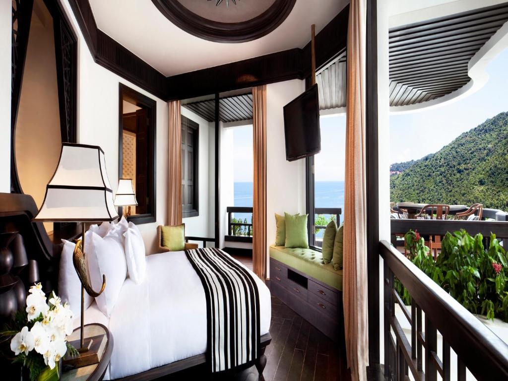 Сьюит (Клубный люкс «Интерконтиненталь» с 1 кроватью и террасой) курортного отеля InterContinental Danang Sun Peninsula Resort, Дананг
