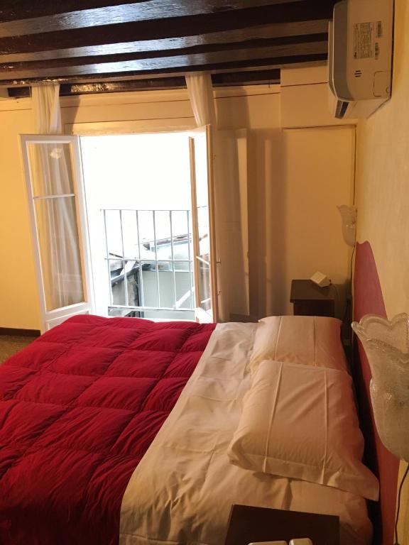 Двухместный (Небольшой двухместный номер с 1 кроватью, без вида) гостевого дома Al Palazzo Lion Morosini, Венеция