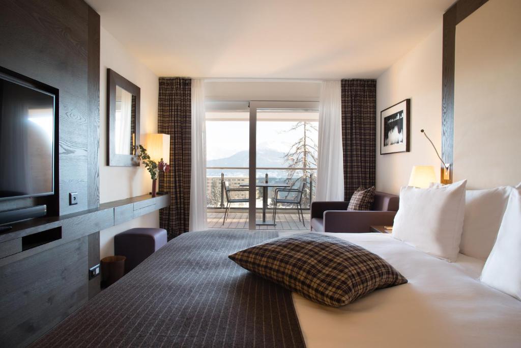 Двухместный (Двухместный номер Делюкс с 1 кроватью и видом на горы) отеля Crans Ambassador, Кран-Монтана