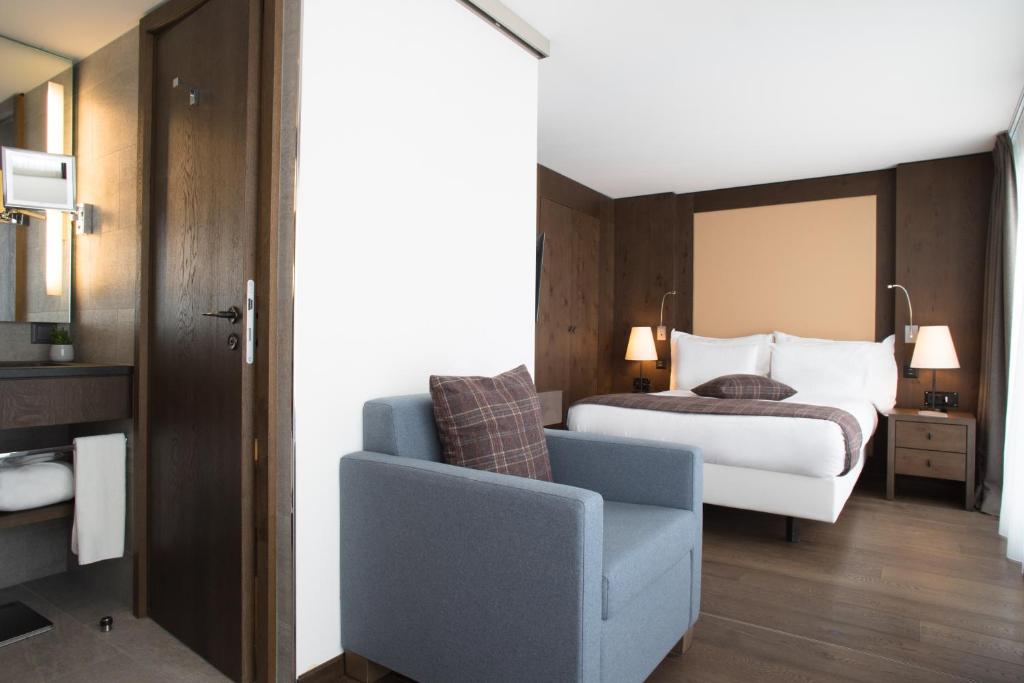 Двухместный (Улучшенный двухместный номер с 1 кроватью и видом на лес) отеля Crans Ambassador, Кран-Монтана