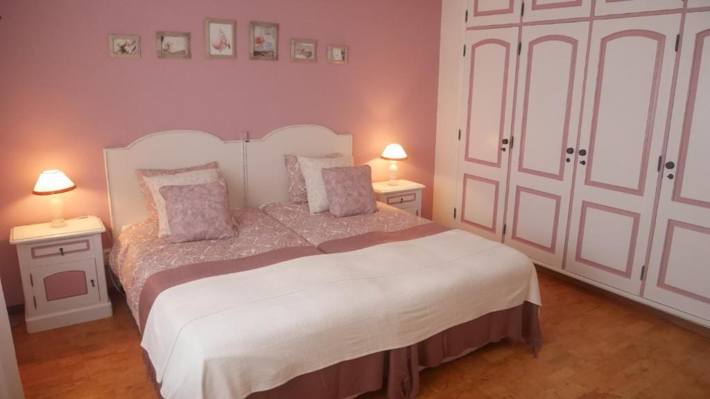 Двухместный (Большой двухместный номер с 1 кроватью или 2 отдельными кроватями) гостевого дома Hotel de Charme Os Dois Galos, Троя