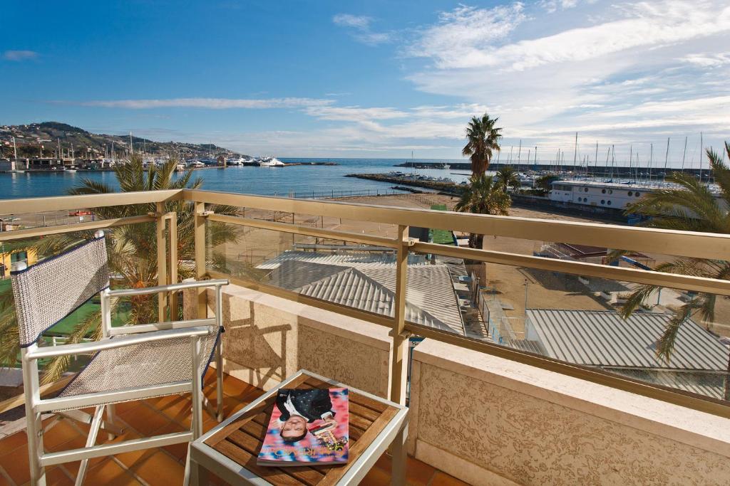 Апартаменты (Апартаменты с 1 спальней и балконом с видом на море) апарт-отеля Residence Dei Due Porti, Сан-Ремо