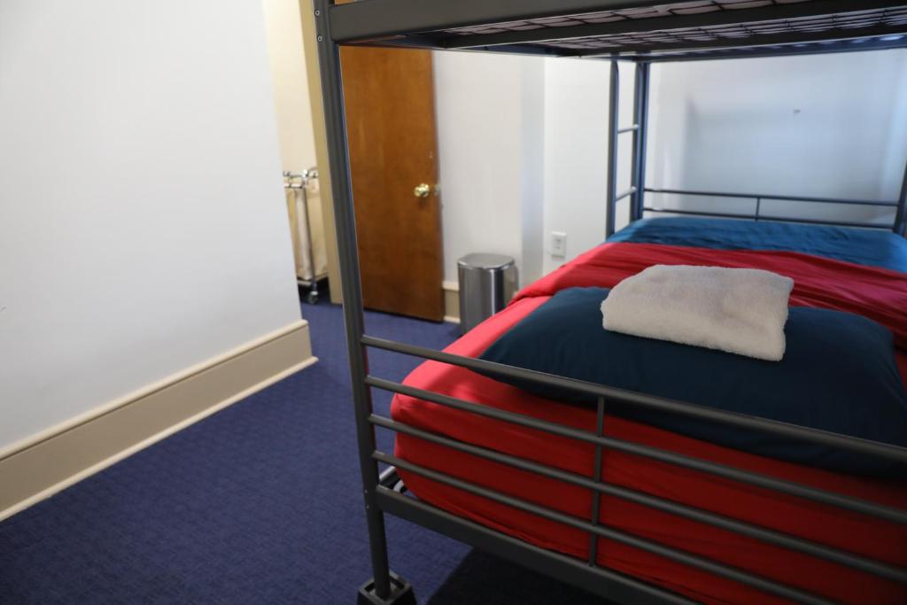 Номер (Спальное место на двухъярусной кровати в общем номере для мужчин и женщин) хостела Duo Nomad, Вашингтон