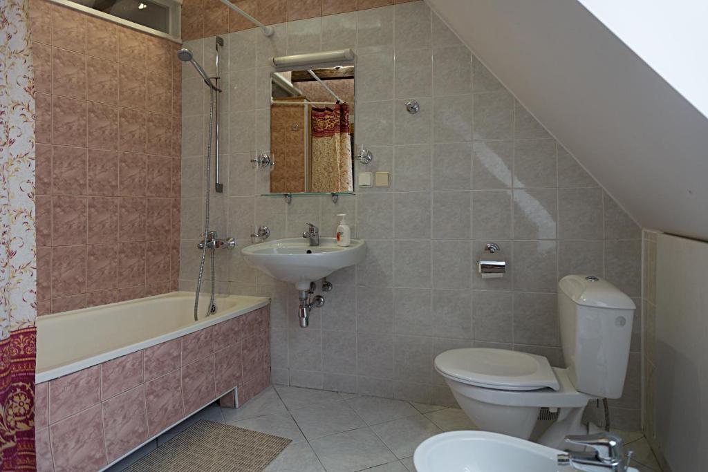 Двухместный (Двухместный номер с 1 кроватью или 2 отдельными кроватями, общая ванная комната) отеля Bernardinu B&B House, Вильнюс