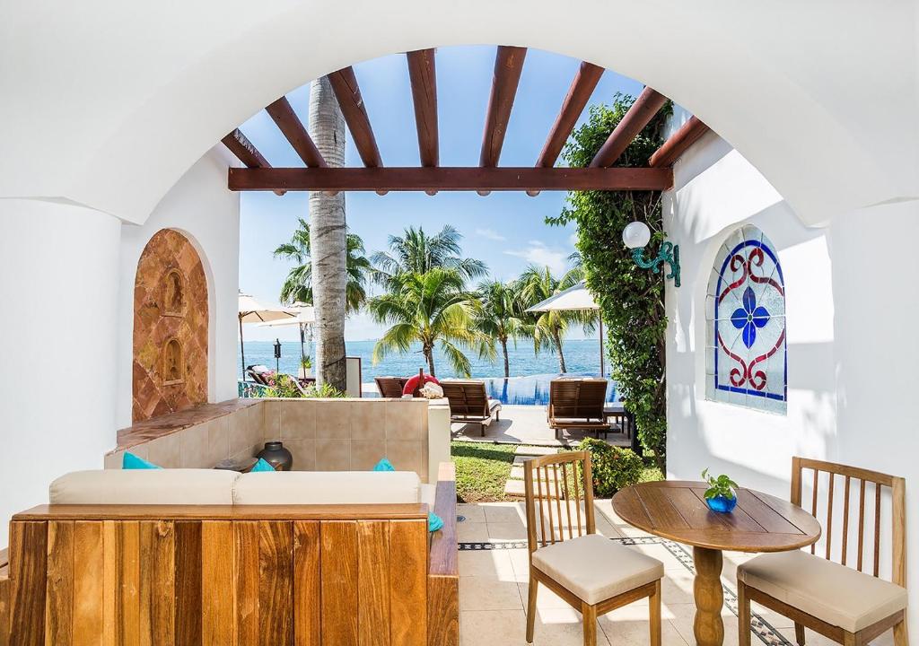 Сьюит (Полулюкс с кроватью размера «king-size» и верандой, рядом с океаном) курортного отеля Zoetry Villa Rolandi Isla Mujeres Cancun-All Inclusive, Исла-Мухерес