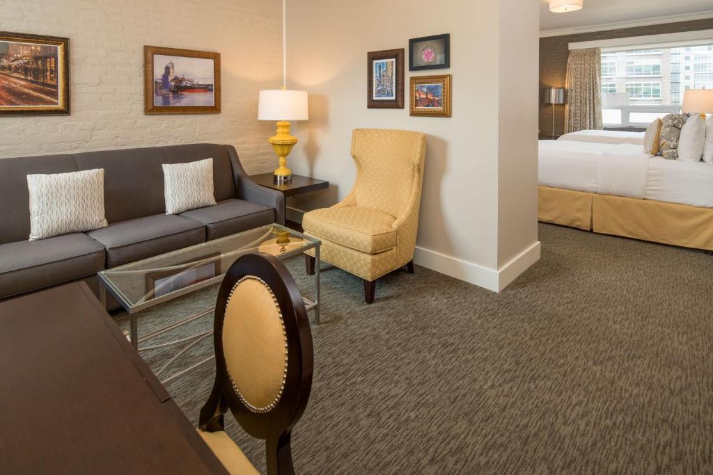 Сьюит (Представительский двухместный люкс с кроватью размера «queen-size») отеля The Mark Spencer Hotel, Портленд