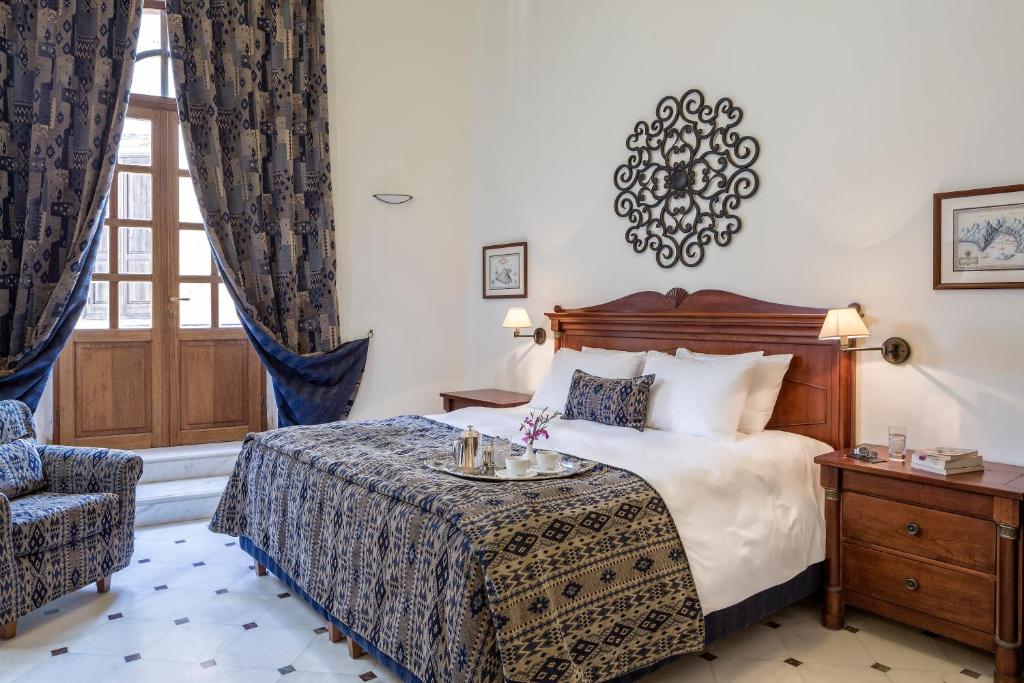 Сьюит (Honeymoon Suite with King Size Bed and Hot Tub) отеля Casa Delfino Hotel & Spa, Ханья