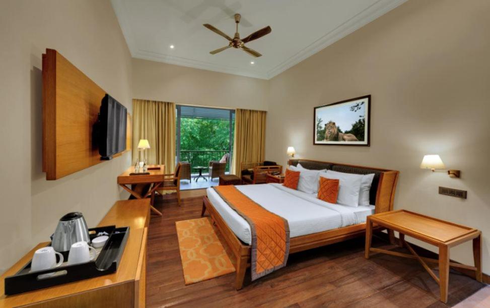 Двухместный (Номер с кроватью размера «queen-size» и видом на сад) курортного отеля Ibiza The Fern Resort & Spa, Kolkata, Калькутта