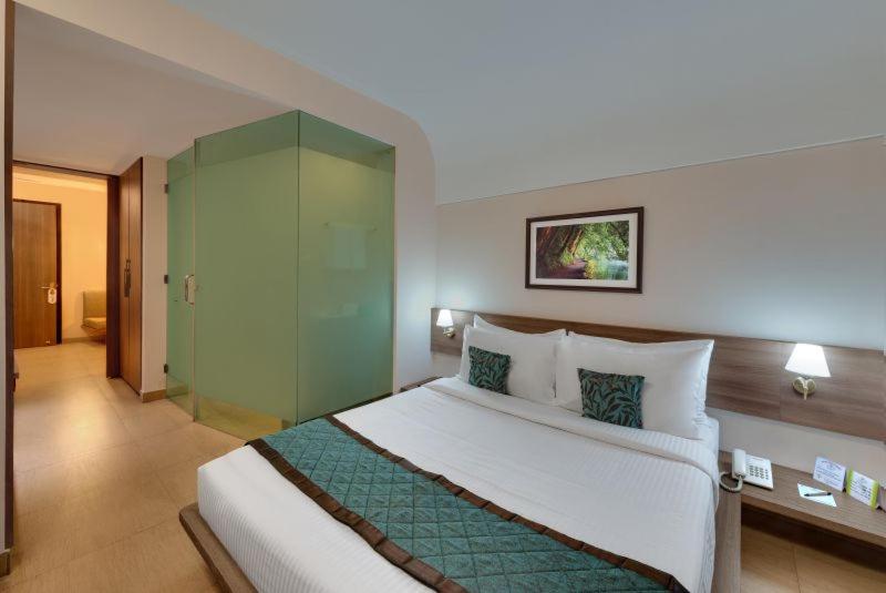 Двухместный (Номер Делюкс с кроватью размера «queen-size») курортного отеля Ibiza The Fern Resort & Spa, Kolkata, Калькутта