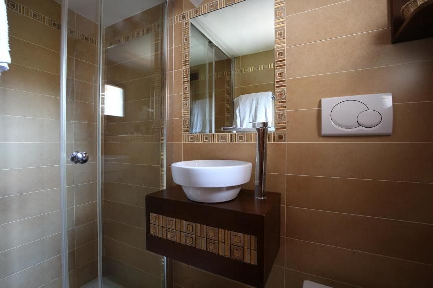 Двухместный (Двухместный номер эконом-класса с собственной ванной комнатой вне номера) отеля Hotel Villa Stella, Венеция-Лидо