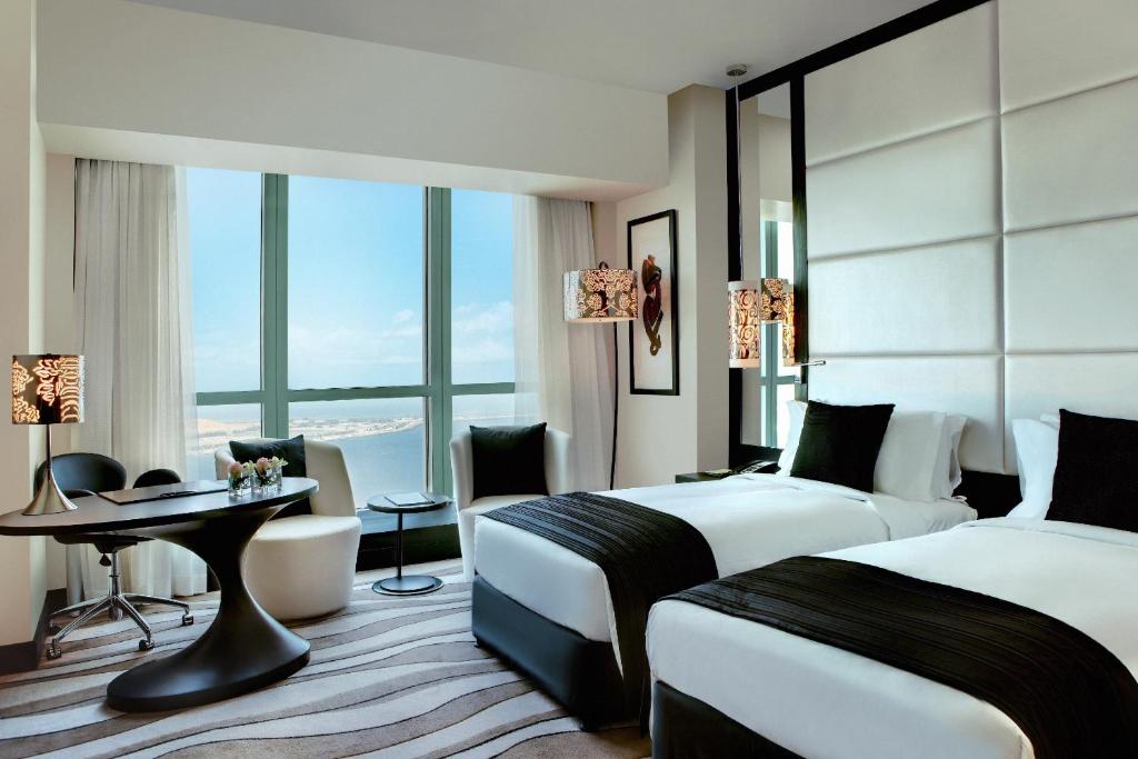Двухместный (Роскошный номер с 2 отдельными кроватями и видом на море) отеля Sofitel Abu Dhabi Corniche, Абу-Даби