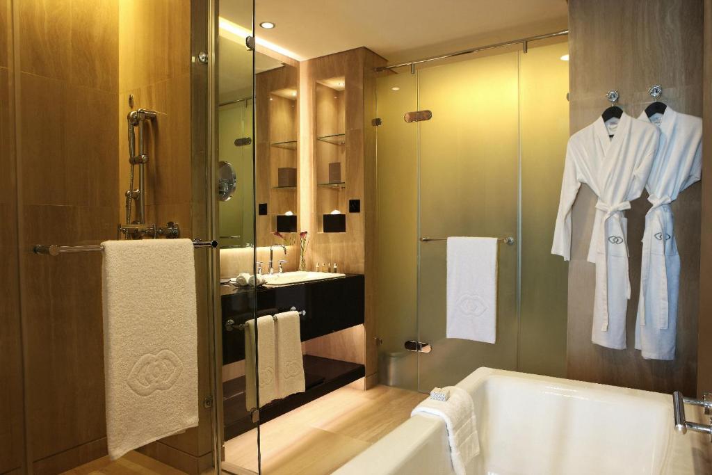 Двухместный (Улучшенный двухместный номер с 2 отдельными кроватями и видом на город) отеля Sofitel Abu Dhabi Corniche, Абу-Даби