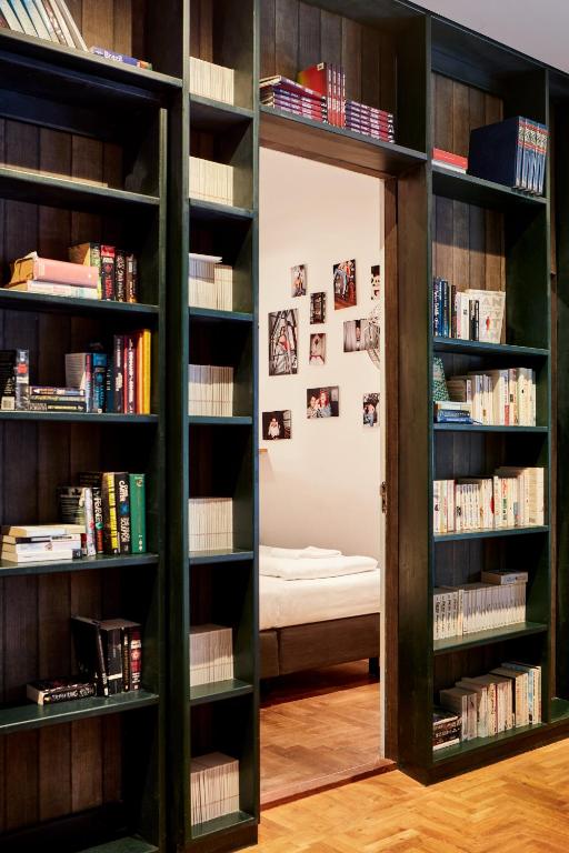 Двухместный (Номер Secret Bookcase M (общая ванная комната)), Hotel Not Hotel