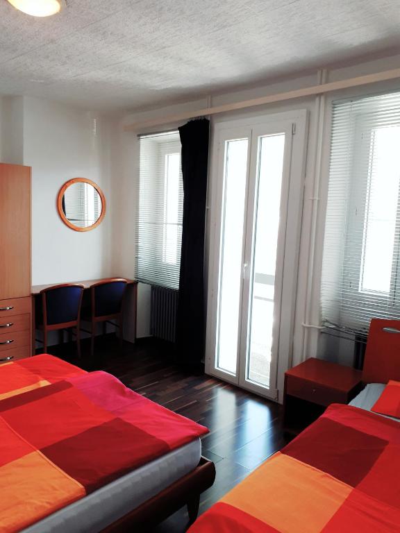 Трехместный (Трехместный номер с видом на озеро) гостевого дома Hotel Garni Battello, Лугано