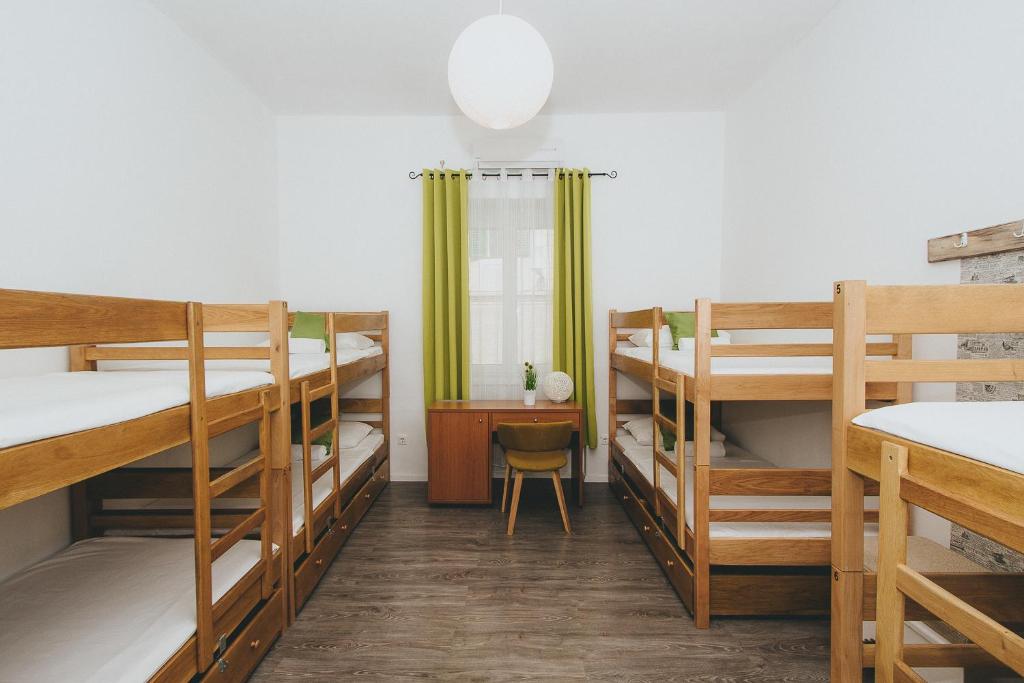 Номер (Кровать в общем 8-местном номере для мужчин и женщин) хостела Hostel Globo, Шибеник
