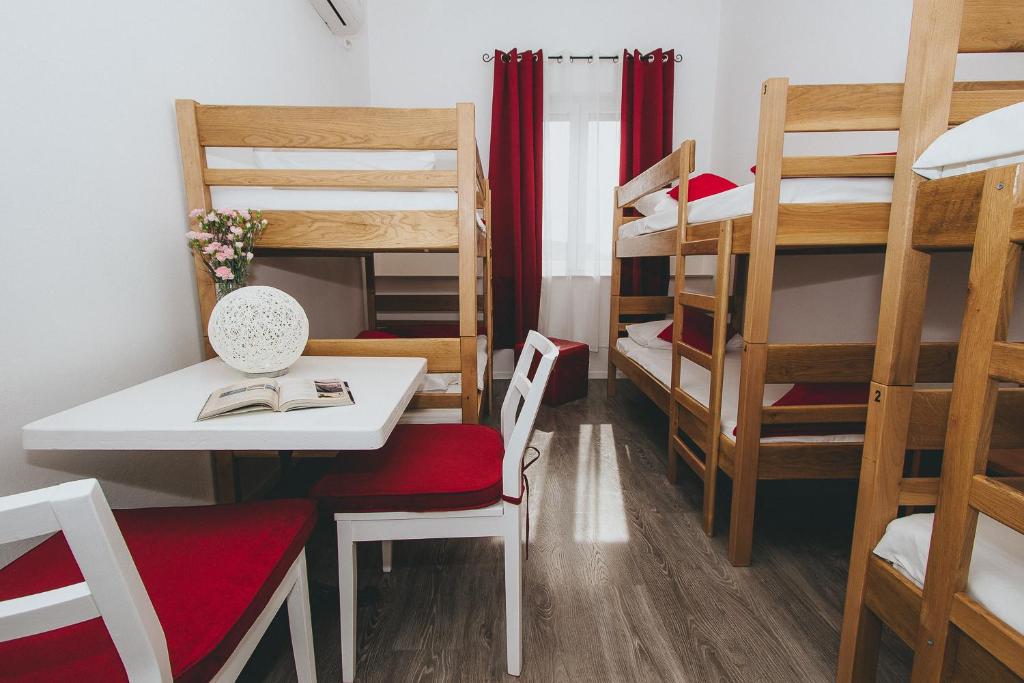 Номер (Кровать в общем 6-местном номере для мужчин и женщин) хостела Hostel Globo, Шибеник